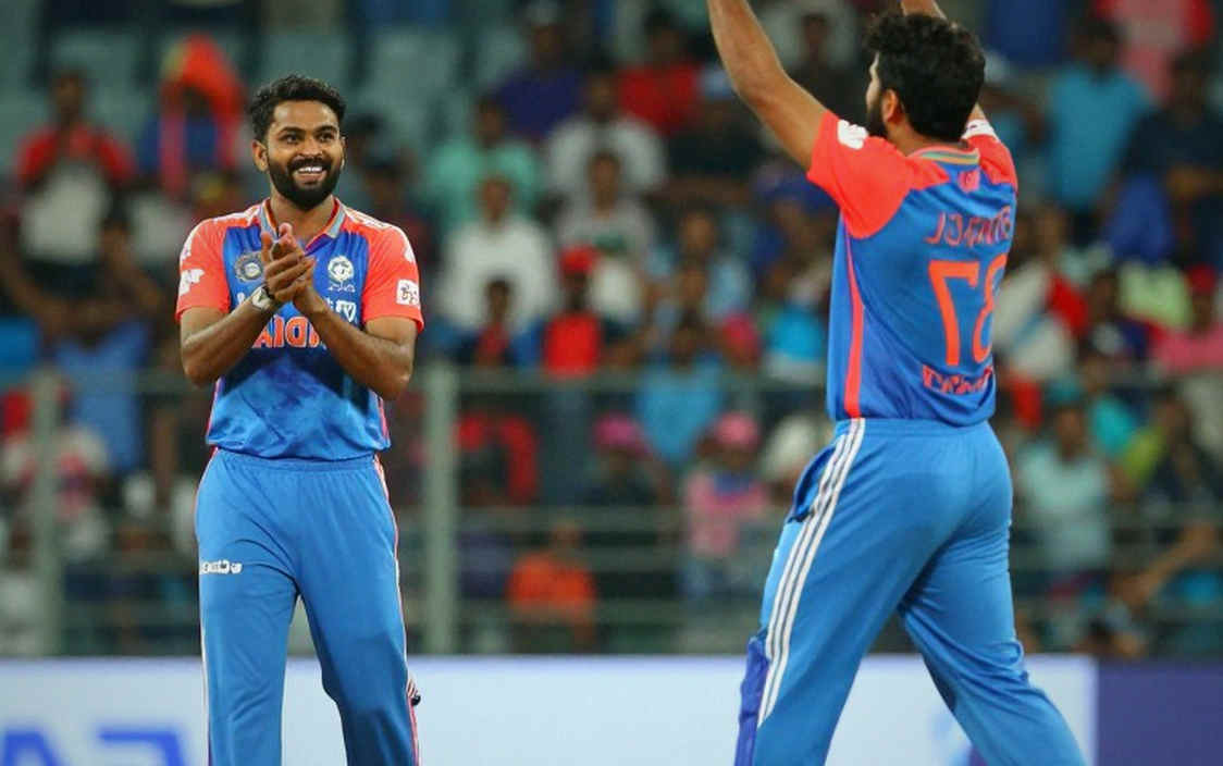 প্যাভিলিয়নের ফাঁকা জায়গা: ইসিবির ৩৯ জনের চুক্তি আর লন্ডনের এক অচেনা পেসারের গল্প